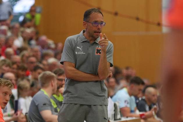 08 08 2025, xgox, Handball Heide Cup, VfL Gummersbach Kadetten Schaffhausen emspor v l Hrvoje Horvat Schaffhausen, coach gives instructions, gesticulates with his arms, gives instructions Schneverdingen