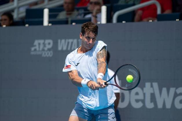 Cincinnati Open: Round 1 Match Camilo Uno Carabelli And Kei Nishikori Camilo Ugo Carabelli is seen during the Round 1 match between Camilo Ugo Carabelli and Kei Nishikori at the Cincinnati Open in Mason, Ohio, on August 8, 2025. Mason Ohio United States  Copyright: xJasonxWhitmanx originalFilename:whitman-cincinna250808_npVSa.jpg