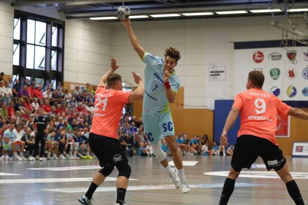 08 08 2025, xgox, Handball Heide Cup, VfL Gummersbach Kadetten Schaffhausen emspor v l Julian Koester Köster, Gummersbach, 7 wirft Tor, Torschuetze, erzielt Tor, Treffer, scores the goal Schneverdingen