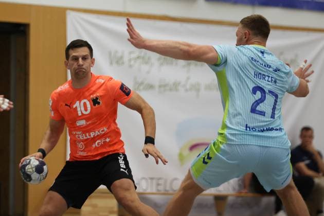 IHC 2025: VfL Gummersbach vs Kadetten Schaffhausen; 08.08.25 Donát Bartók (Nr.10, Kadetten Schaffhausen) gegen Kristjan Horžen (Nr.27, VfL Gummersbach) IHC 2025: VfL Gummersbach vs Kadetten Schaffhausen, KGS-Sporthalle am 08.08.25 Copyright: xBEAUTIFULxSPORTS MarioxM.xKobergx
