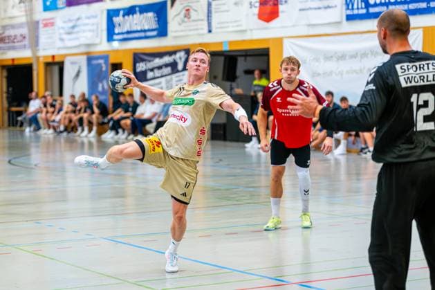 August Pedersen TSV Hannover Burgdorf, Nr 17 v l , TSV Hannover Burgdorf beige against Aalborg Handbold red on matchday 1 of the International Heide Cup 08 08 2025, Schneverdingen, GER , Copyright: xJanxGuentherx xTSVxHannover-Burgdorfx