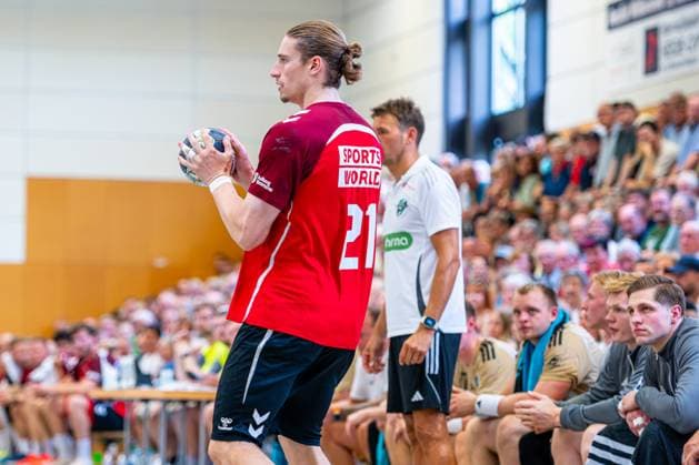 Juri Knorr Aalborg Handbolf, No. 21 v l , TSV Hannover Burgdorf beige against Aalborg Handbold red on matchday 1 of the International Heide Cup 08 08 2025, Schneverdingen, GER , Copyright: xJanxGuentherx xTSVxHannover-Burgdorfx