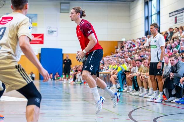 Juri Knorr Aalborg Handbolf, No. 21 v l , TSV Hannover Burgdorf beige against Aalborg Handbold red on matchday 1 of the International Heide Cup 08 08 2025, Schneverdingen, GER , Copyright: xJanxGuentherx xTSVxHannover-Burgdorfx