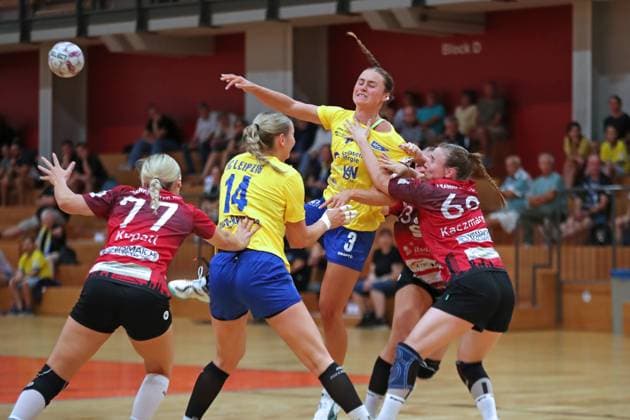Handball test match HC Leipzig vs FHC Frankfurt Oder, 08 08 25 Lara Seidel 3, HC Leipzig is grabbed by Gina Kaczmarek 68, FHC Frankfurt Oder Handball, 2 Bundesliga Women, HBF, Season 2025 2026, Test match HC Leipzig vs FHC Frankfurt Oder on 08 08 25 at Sporthalle Brüderstraße Leipzig Copyright: xBEAUTIFULxSPORTS JanxKaeferx