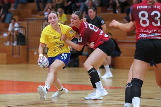 Handball test match HC Leipzig vs FHC Frankfurt Oder, 08 08 25 Juliane Peter 9, HC Leipzig is grabbed by Eike Hannemann 87, FHC Frankfurt Oder Handball, 2 Bundesliga Women, HBF, Season 2025 2026, Test match HC Leipzig vs FHC Frankfurt Oder on 08 08 25 at Sporthalle Brüderstraße Leipzig Copyright: xBEAUTIFULxSPORTS JanxKaeferx