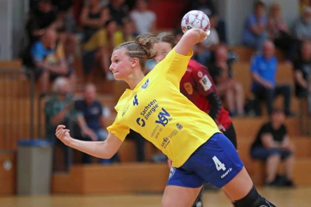 Handball test match HC Leipzig vs FHC Frankfurt Oder, 08 08 25 Jana Walther 4, HC Leipzig throws a seven-meter penalty Handball, 2 Bundesliga Women, HBF, Season 2025 2026, Test match HC Leipzig vs FHC Frankfurt Oder on 08 08 25 at Sporthalle Brüderstraße Leipzig Copyright: xBEAUTIFULxSPORTS JanxKaeferx