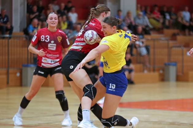 Handball test match HC Leipzig vs FHC Frankfurt Oder, 08 08 25 Laura Klocke 13, HC Leipzig is dragged to the ground Handball, 2 Bundesliga Women, HBF, Season 2025 2026, Test match HC Leipzig vs FHC Frankfurt Oder on 08 08 25 at Sporthalle Brüderstraße Leipzig Copyright: xBEAUTIFULxSPORTS JanxKaeferx