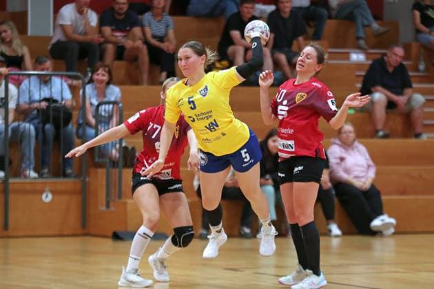 Handball test match HC Leipzig vs FHC Frankfurt Oder, 08 08 25 Kim Angelina Lang 5, HC Leipzig throws handball, 2 Bundesliga women, HBF, season 2025 2026, test match HC Leipzig vs FHC Frankfurt Oder on 08 08 25 at Sporthalle Brüderstraße Leipzig Copyright: xBEAUTIFULxSPORTS JanxKaeferx
