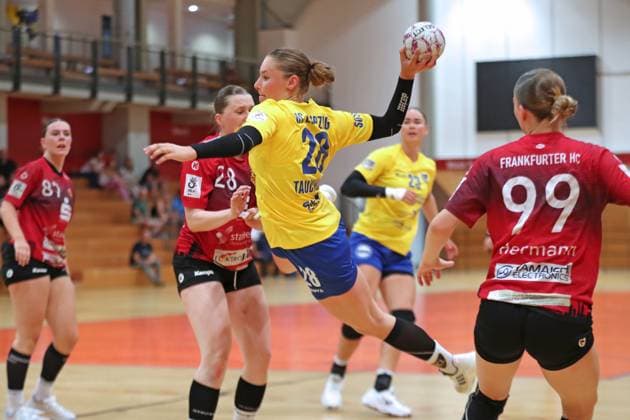 Handball test match HC Leipzig vs FHC Frankfurt Oder, 08 08 25 Lara Tauchmann 28, HC Leipzig flies to the goal Handball, 2 Bundesliga Women, HBF, Season 2025 2026, Test match HC Leipzig vs FHC Frankfurt Oder on 08 08 25 at Sporthalle Brüderstraße Leipzig Copyright: xBEAUTIFULxSPORTS JanxKaeferx