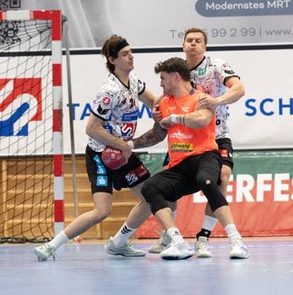 08 08 2025 Handball Sporthalle Schwaz Ost, Osthalle, Tirol, Austria Silberregion Karwendel Cup semi-final Sparkasse Schwaz Handball Tirol white ThSV Eisenach orange Picture 26 Michael Miskovez Schwaz , 52 Justin Kurch Eisenach , 8 Sebastian Spendier Schwaz