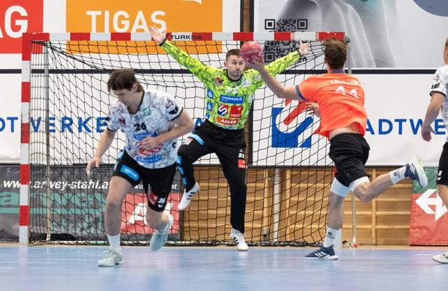 08 08 2025 Handball Sporthalle Schwaz Ost, Osthalle, Tirol, Austria Silberregion Karwendel Cup semi-final Sparkasse Schwaz Handball Tirol white ThSV Eisenach orange Picture 26 Michael Miskovez Schwaz , 52 Boris Tanic Schwaz , 44 Stephan Seitz Eisenach