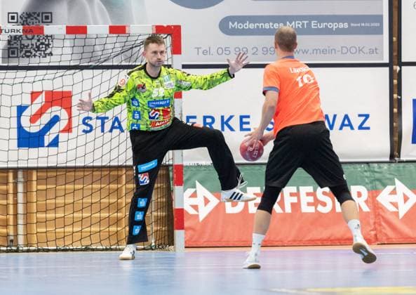 08 08 2025 Handball Sporthalle Schwaz Ost, Osthalle, Tirol, Austria Silberregion Karwendel Cup semi-final Sparkasse Schwaz Handball Tirol white ThSV Eisenach orange Picture 52 Boris Tanic Schwaz , 10 Fynn Hangstein Eisenach