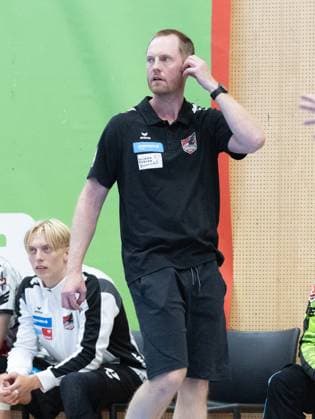 08 08 2025 Handball Sporthalle Schwaz Ost, Osthalle, Tirol, Austria Silberregion Karwendel Cup semi-final Sparkasse Schwaz Handball Tirol white ThSV Eisenach orange Picture Christoph Jauernik Coach Schwaz