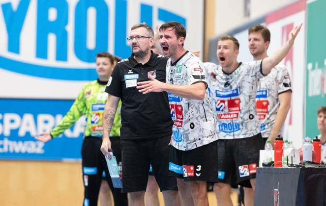 08 08 2025 Handball Sporthalle Schwaz Ost, Osthalle, Tirol, Austria Silberregion Karwendel Cup semi-final Sparkasse Schwaz Handball Tirol white ThSV Eisenach orange Picture 3 Thomas Kandolf Schwaz
