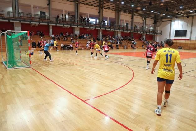 Handball test match HC Leipzig vs FHC Frankfurt Oder, 08 08 25 Hanna Ferber Rahnhöfer 14, HC Leipzig in front of the goal long shot, panoramic view into the hall symbol picture, feature handball, 2 Bundesliga women, HBF, season 2025 2026, test match HC Leipzig vs FHC Frankfurt Oder on 08 08 25 in the sports hall Brüderstraße Leipzig Copyright: xBEAUTIFULxSPORTS JanxKaeferx