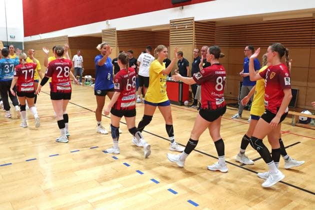 Handball test match HC Leipzig vs FHC Frankfurt Oder, 08 08 25 Wiebke Meyer 41, HC Leipzig and her team clap off with the Frankfurt women Handball, 2 Bundesliga Women, HBF, Season 2025 2026, Test match HC Leipzig vs FHC Frankfurt Oder on 08 08 25 at Sporthalle Brüderstraße Leipzig Copyright: xBEAUTIFULxSPORTS JanxKaeferx