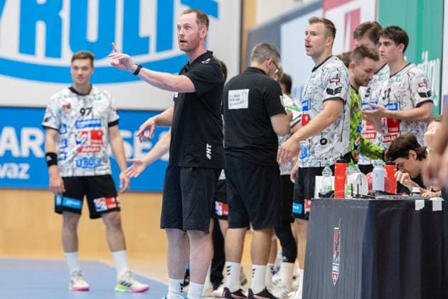 08 08 2025 Handball Sporthalle Schwaz Ost, Osthalle, Tirol, Austria Silberregion Karwendel Cup semi-final Sparkasse Schwaz Handball Tirol white ThSV Eisenach orange Picture Christoph Jauernik Coach Schwaz