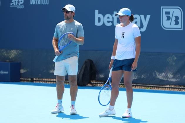 August 8, 2025, Mason, Ohio, United States: IGA SWIATEK of Poland and her coach WIM FISSETTE of Belgium, during practice session of the Cincinnati Open at the Lindner Family Tennis Center. Mason, Ohio. Mason United States - ZUMAc278 20250808_zsp_c278_004 Copyright: xMarcinxCholewinskix