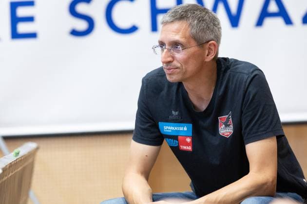 08 08 2025 Handball Sporthalle Schwaz Ost, Osthalle, Tirol, Austria Silberregion Karwendel Cup semi-final Sparkasse Schwaz Handball Tirol white ThSV Eisenach orange Picture Thomas Lintner sporting director Schwaz