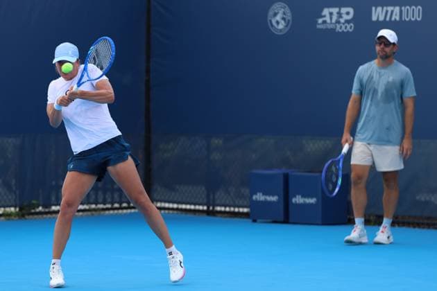 August 8, 2025, Mason, Ohio, United States: IGA SWIATEK of Poland and her coach WIM FISSETTE of Belgium, during practice session of the Cincinnati Open at the Lindner Family Tennis Center. Mason, Ohio. Mason United States - ZUMAc278 20250808_zsp_c278_007 Copyright: xMarcinxCholewinskix