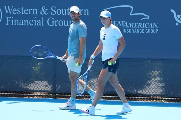 August 8, 2025, Mason, Ohio, United States: IGA SWIATEK of Poland and her coach WIM FISSETTE of Belgium, during practice session of the Cincinnati Open at the Lindner Family Tennis Center. Mason, Ohio. Mason United States - ZUMAc278 20250808_zsp_c278_016 Copyright: xMarcinxCholewinskix