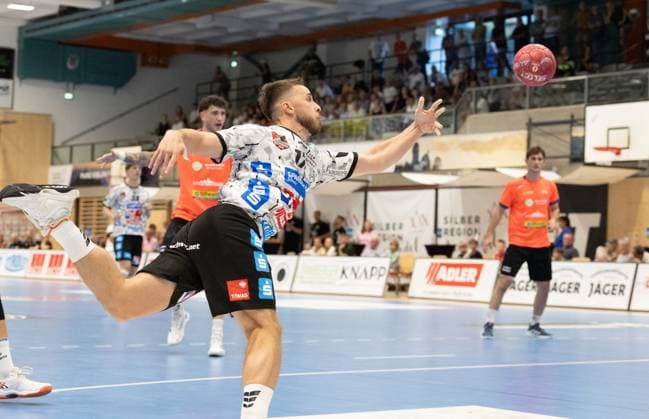 08 08 2025 Handball Sporthalle Schwaz Ost, Osthalle, Tirol, Austria Silberregion Karwendel Cup semi-final Sparkasse Schwaz Handball Tirol white ThSV Eisenach orange Picture 17 Filip Peric Schwaz