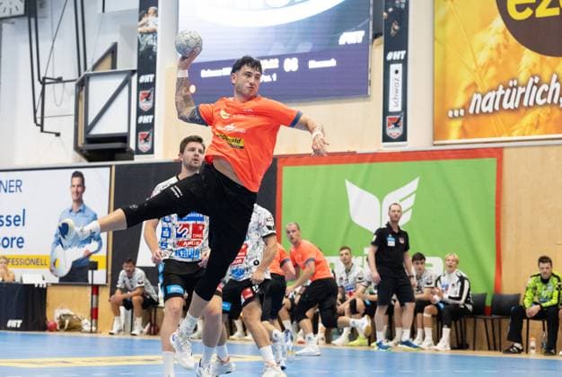 08 08 2025 Handball Sporthalle Schwaz Ost, Osthalle, Tirol, Austria Silberregion Karwendel Cup semi-final Sparkasse Schwaz Handball Tirol white ThSV Eisenach orange Picture 52 Justin Kurch Eisenach