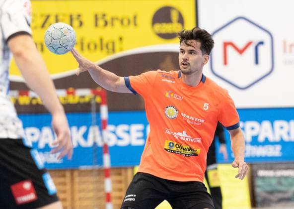 08 08 2025 Handball Sporthalle Schwaz Ost, Osthalle, Tirol, Austria Silberregion Karwendel Cup semi-final Sparkasse Schwaz Handball Tirol white ThSV Eisenach orange Picture 5 Timothy Reichmuth Eisenach