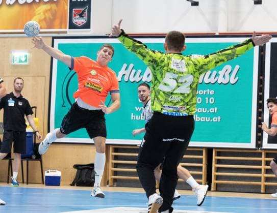 08 08 2025 Handball Sporthalle Schwaz Ost, Osthalle, Tirol, Austria Silberregion Karwendel Cup semi-final Sparkasse Schwaz Handball Tirol white ThSV Eisenach orange Picture 41 Vukasin Antonijevic Eisenach , 52 Boris Tanic Schwaz