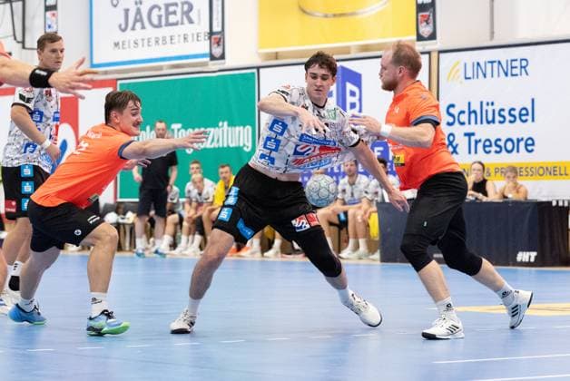 08 08 2025 Handball Sporthalle Schwaz Ost, Osthalle, Tirol, Austria Silberregion Karwendel Cup semi-final Sparkasse Schwaz Handball Tirol white ThSV Eisenach orange Picture 22 Felix Aellen Eisenach , 32 Tobias Grothues Schwaz , 14 Peter Walz Eisenach