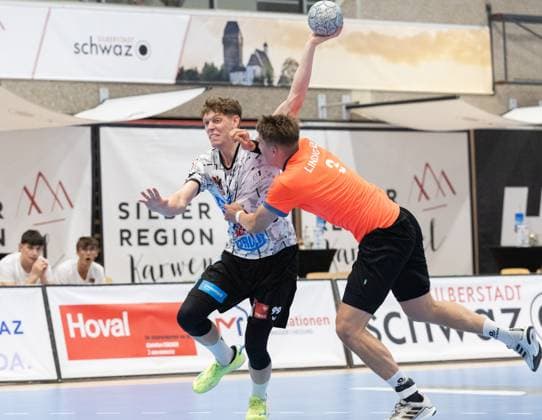 08 08 2025 Handball Sporthalle Schwaz Ost, Osthalle, Tirol, Austria Silberregion Karwendel Cup semi-final Sparkasse Schwaz Handball Tirol white ThSV Eisenach orange Picture 99 Johannes Demmerer Schwaz , 3 Oskar Joelsson Eisenach