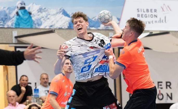 08 08 2025 Handball Sporthalle Schwaz Ost, Osthalle, Tirol, Austria Silberregion Karwendel Cup semi-final Sparkasse Schwaz Handball Tirol white ThSV Eisenach orange Picture 99 Johannes Demmerer Schwaz , 3 Oskar Joelsson Eisenach