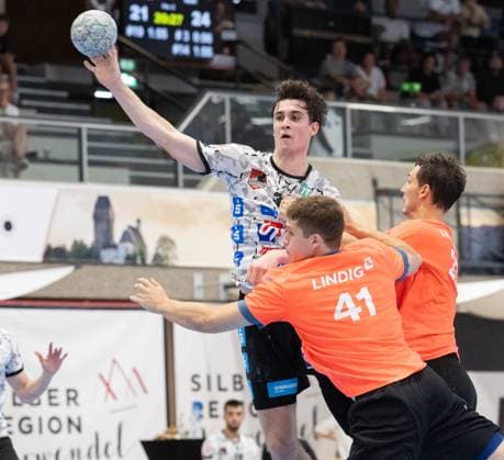 08 08 2025 Handball Sporthalle Schwaz Ost, Osthalle, Tirol, Austria Silberregion Karwendel Cup semi-final Sparkasse Schwaz Handball Tirol white ThSV Eisenach orange Picture 32 Tobias Grothues Schwaz , 41 Vukasin Antonijevic Eisenach , 27 Philipp Meyer Eisenach