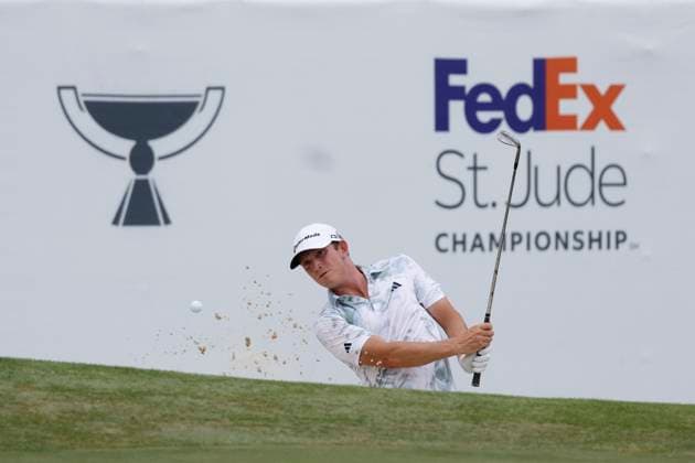 MEMPHIS, TN - AUGUST 08: Jacob Bridgeman of United States hits from a green side bunker on No. 18 during the second round of the FedEx St. Jude Championship, August 8, 2025, at TPC Southward in Memphis, Tennessee. (Photo by Matthew Maxey Icon Sportswire) GOLF: AUG 08 PGA, Golf Herren FedEx Cup Playoffs - FedEx St. Jude Championship EDITORIAL USE ONLY Icon250808084