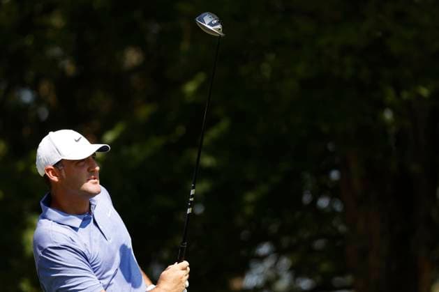 MEMPHIS, TN - AUGUST 08: Scottie Scheffler of United States watches his tee shot closely from the No. 7 tee box during the second round of the FedEx St. Jude Championship, August 8, 2025, at TPC Southward in Memphis, Tennessee. (Photo by Matthew Maxey Icon Sportswire) GOLF: AUG 08 PGA, Golf Herren FedEx Cup Playoffs - FedEx St. Jude Championship EDITORIAL USE ONLY Icon250808038