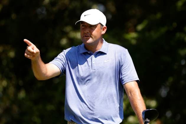 MEMPHIS, TN - AUGUST 08: Scottie Scheffler of United States points back to the his caddie Ted Scott on the No. 7 tee box during the second round of the FedEx St. Jude Championship, August 8, 2025, at TPC Southward in Memphis, Tennessee. (Photo by Matthew Maxey Icon Sportswire) GOLF: AUG 08 PGA, Golf Herren FedEx Cup Playoffs - FedEx St. Jude Championship EDITORIAL USE ONLY Icon250808039