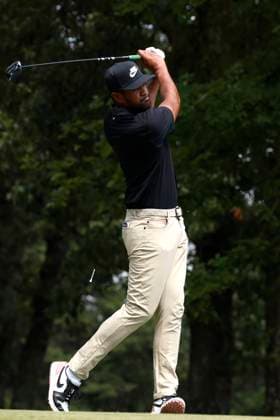 MEMPHIS, TN - AUGUST 08: Tony Finau of United States watches his tee shot on No. 7 during the second round of the FedEx St. Jude Championship, August 8, 2025, at TPC Southward in Memphis, Tennessee. (Photo by Matthew Maxey Icon Sportswire) GOLF: AUG 08 PGA, Golf Herren FedEx Cup Playoffs - FedEx St. Jude Championship EDITORIAL USE ONLY Icon250808044