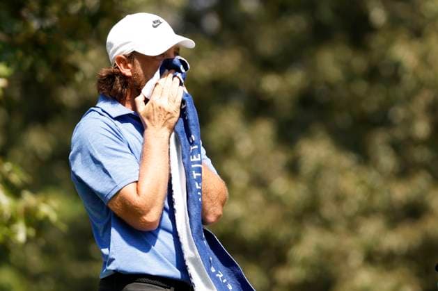 MEMPHIS, TN - AUGUST 08: Tommy Fleetwood of England wipes sweat from his face with a towel during the second round of the FedEx St. Jude Championship, August 8, 2025, at TPC Southward in Memphis, Tennessee. (Photo by Matthew Maxey Icon Sportswire) GOLF: AUG 08 PGA, Golf Herren FedEx Cup Playoffs - FedEx St. Jude Championship EDITORIAL USE ONLY Icon250808031