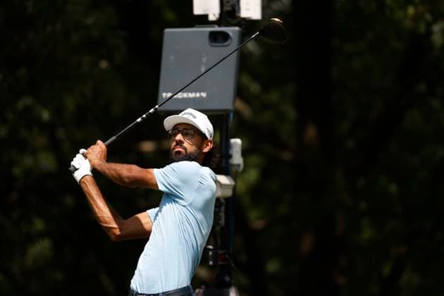 MEMPHIS, TN - AUGUST 08: Akshay Bhatia of United States watches his tee shot on No. 5 during the second round of the FedEx St. Jude Championship, August 8, 2025, at TPC Southward in Memphis, Tennessee. (Photo by Matthew Maxey Icon Sportswire) GOLF: AUG 08 PGA, Golf Herren FedEx Cup Playoffs - FedEx St. Jude Championship EDITORIAL USE ONLY Icon250808051
