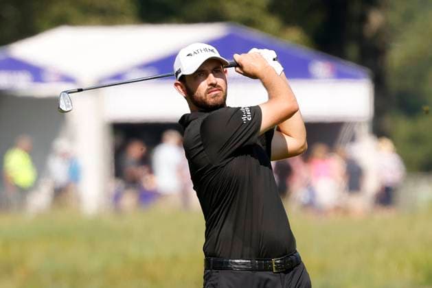 MEMPHIS, TN - AUGUST 08: Patrick Cantlay of United States watches his second shot on No. 7 during the second round of the FedEx St. Jude Championship, August 8, 2025, at TPC Southward in Memphis, Tennessee. (Photo by Matthew Maxey Icon Sportswire) GOLF: AUG 08 PGA, Golf Herren FedEx Cup Playoffs - FedEx St. Jude Championship EDITORIAL USE ONLY Icon250808010