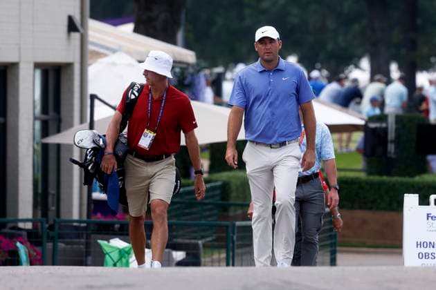 MEMPHIS, TN - AUGUST 08: Scottie Scheffler of United States and his caddie Tedd Scott walking to the first tee as they begin the second round of the FedEx St. Jude Championship, August 8, 2025, at TPC Southward in Memphis, Tennessee. (Photo by Matthew Maxey Icon Sportswire) GOLF: AUG 08 PGA, Golf Herren FedEx Cup Playoffs - FedEx St. Jude Championship EDITORIAL USE ONLY Icon250808002