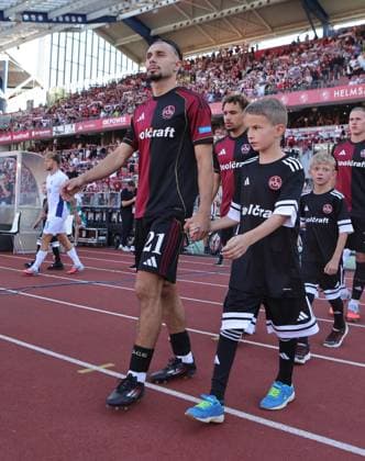 08 08 2025 Soccer Season 2025 2026 2 Soccer Bundesliga 02 Matchday 1 FC Nürnberg FCN Club SV Darmstadt 98 SVD Lilien Sportfoto Zink DaMa xdaxmax DFL regulations prohibit any use of photographs as image sequences and or quasi video only for editorial use Berkay Yilmaz 21, 1 FC Nürnberg FCN with Einlaufkind