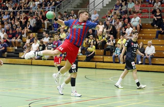 Charity match for the seriously ill OSC handball player Julian Kamp FOR EDITORIAL PURPOSES ONLY EDITORIAL USE ONLY p Max Schlägl from OSC at the charity match for the seriously ill OSC Rheinhausen player Julian Kamp against HSG Krefeld on Friday, August 8, 2025 in Duisburg Germany NRW Duisburg Copyright KerstinxBögeholz Copyright: KerstinxBögeholz doc81vcr5m603s1ail9ef72 ,EDITORIAL USE ONLY Copyright: KerstinxBögeholz