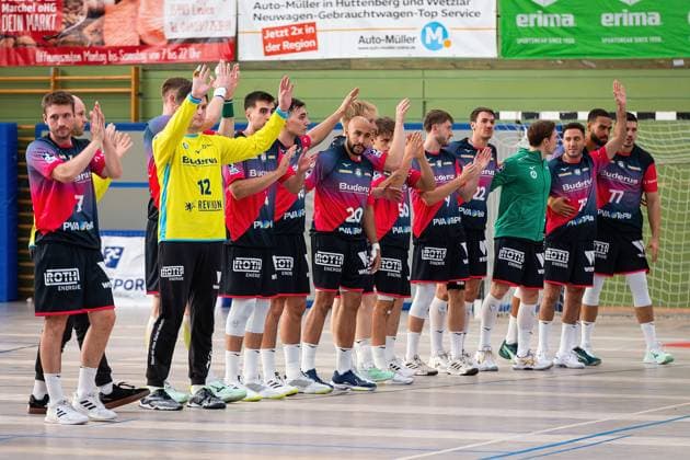 08 08 2025, xovx, Handball Lindencup 2025, HSG Wetzlar SC DHfK Leipzig The players of HSG Wetzlar greet the numerous fans Linden Stadthalle Hessen Germany EN