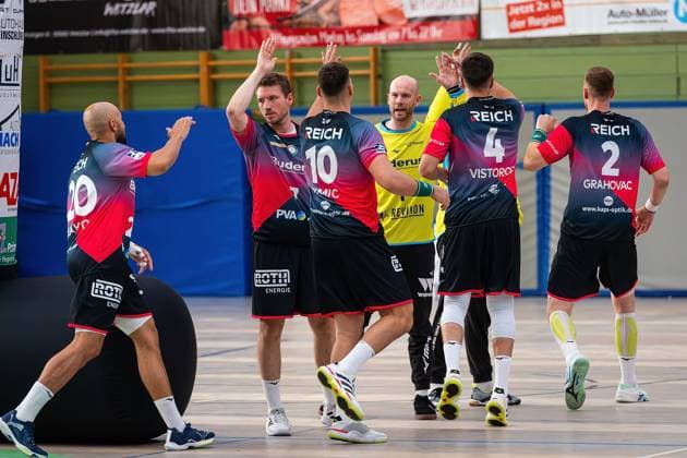 08 08 2025, xovx, Handball Lindencup 2025, HSG Wetzlar SC DHfK Leipzig The players of HSG Wetzlar running in before the match against SC DHfK Leipzig at the Lindencup 2025 Linden Stadthalle Hessen Germany EN