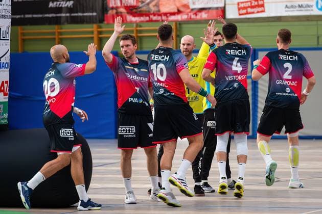 08 08 2025, xovx, Handball Lindencup 2025, HSG Wetzlar SC DHfK Leipzig The players of HSG Wetzlar running in before the match against SC DHfK Leipzig at the Lindencup 2025 Linden Stadthalle Hessen Germany EN