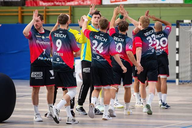 08 08 2025, xovx, Handball Lindencup 2025, HSG Wetzlar SC DHfK Leipzig The players of HSG Wetzlar running in before the match against SC DHfK Leipzig at the Lindencup 2025 Linden Stadthalle Hessen Germany EN