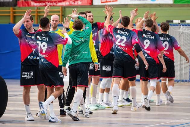 08 08 2025, xovx, Handball Lindencup 2025, HSG Wetzlar SC DHfK Leipzig The players of HSG Wetzlar running in before the match against SC DHfK Leipzig at the Lindencup 2025 Linden Stadthalle Hessen Germany EN