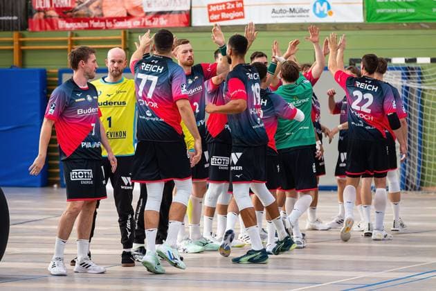08 08 2025, xovx, Handball Lindencup 2025, HSG Wetzlar SC DHfK Leipzig The players of HSG Wetzlar running in before the match against SC DHfK Leipzig at the Lindencup 2025 Linden Stadthalle Hessen Germany EN