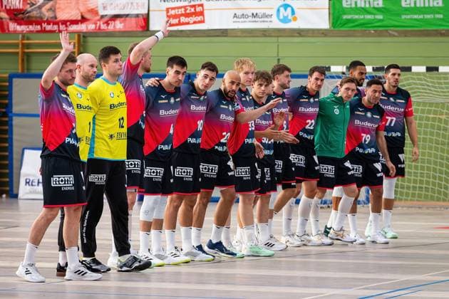 08 08 2025, xovx, Handball Lindencup 2025, HSG Wetzlar SC DHfK Leipzig The players of HSG Wetzlar greet the numerous fans Linden Stadthalle Hessen Germany EN